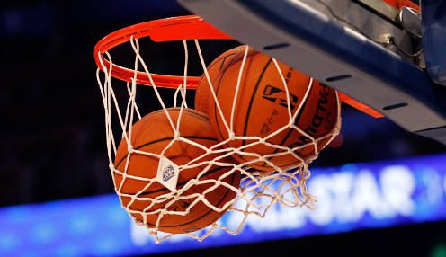bolas e cesta de basquete