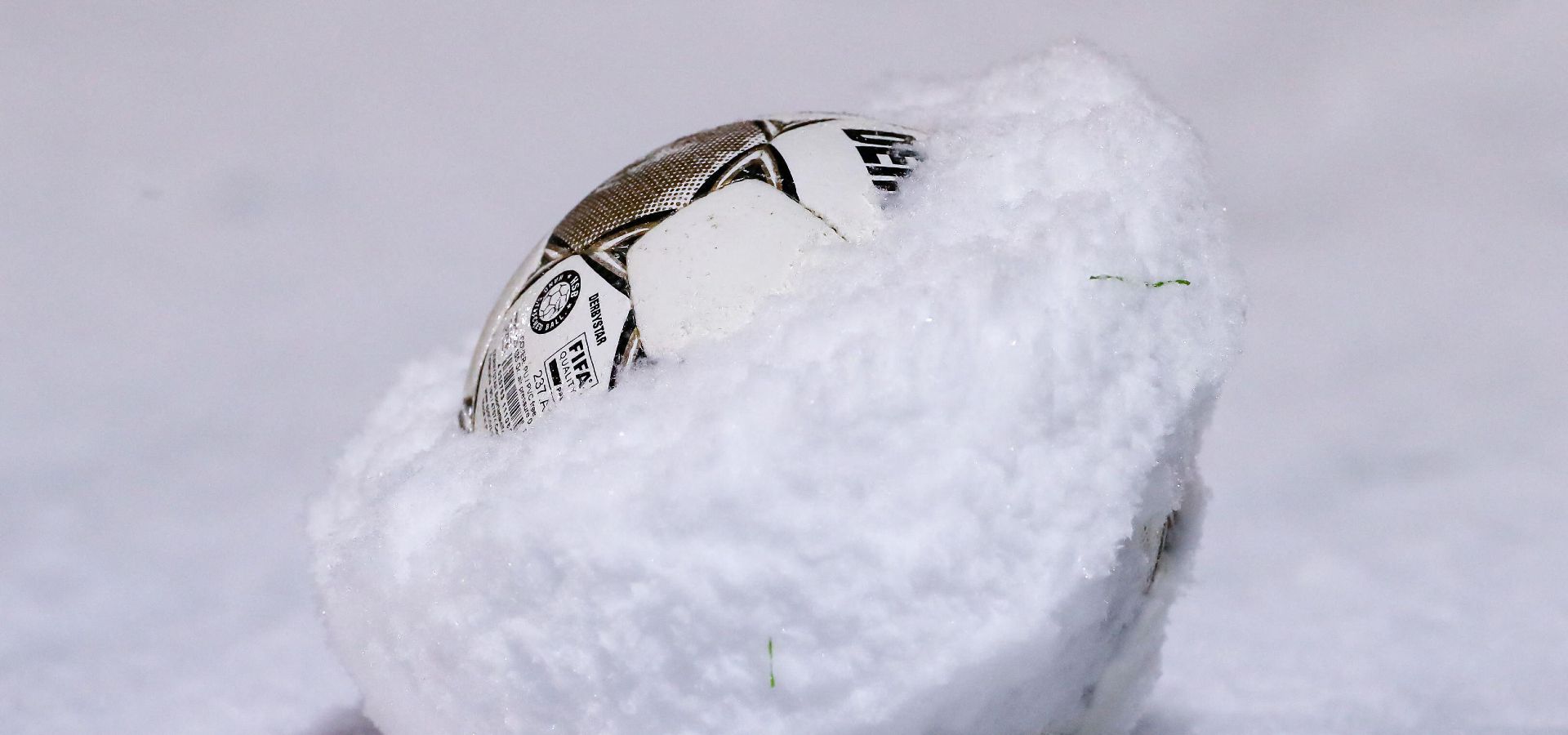 Bal rolt niet meer door sneeuw