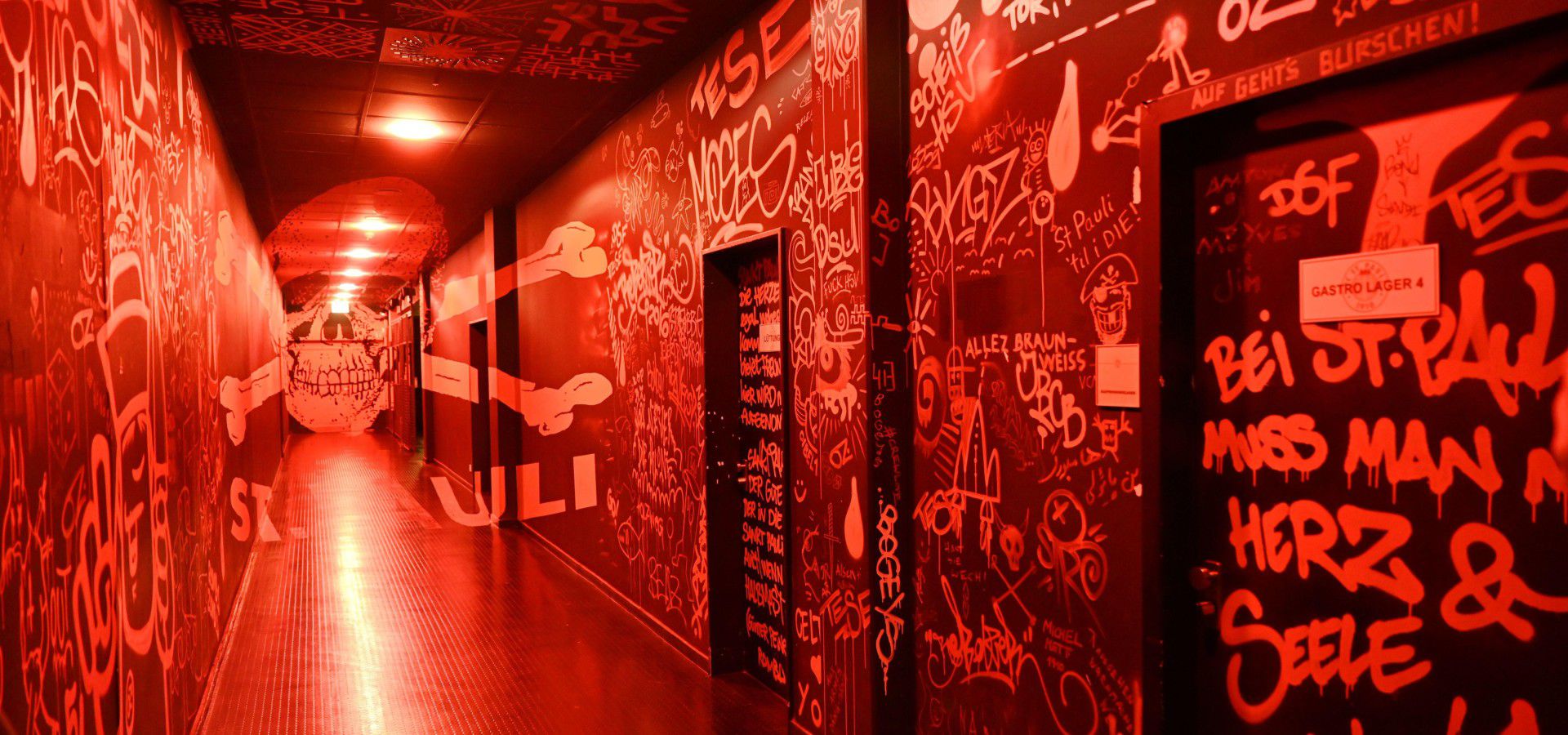 St. Pauli spelerstunnel in het Millerntor-Stadion