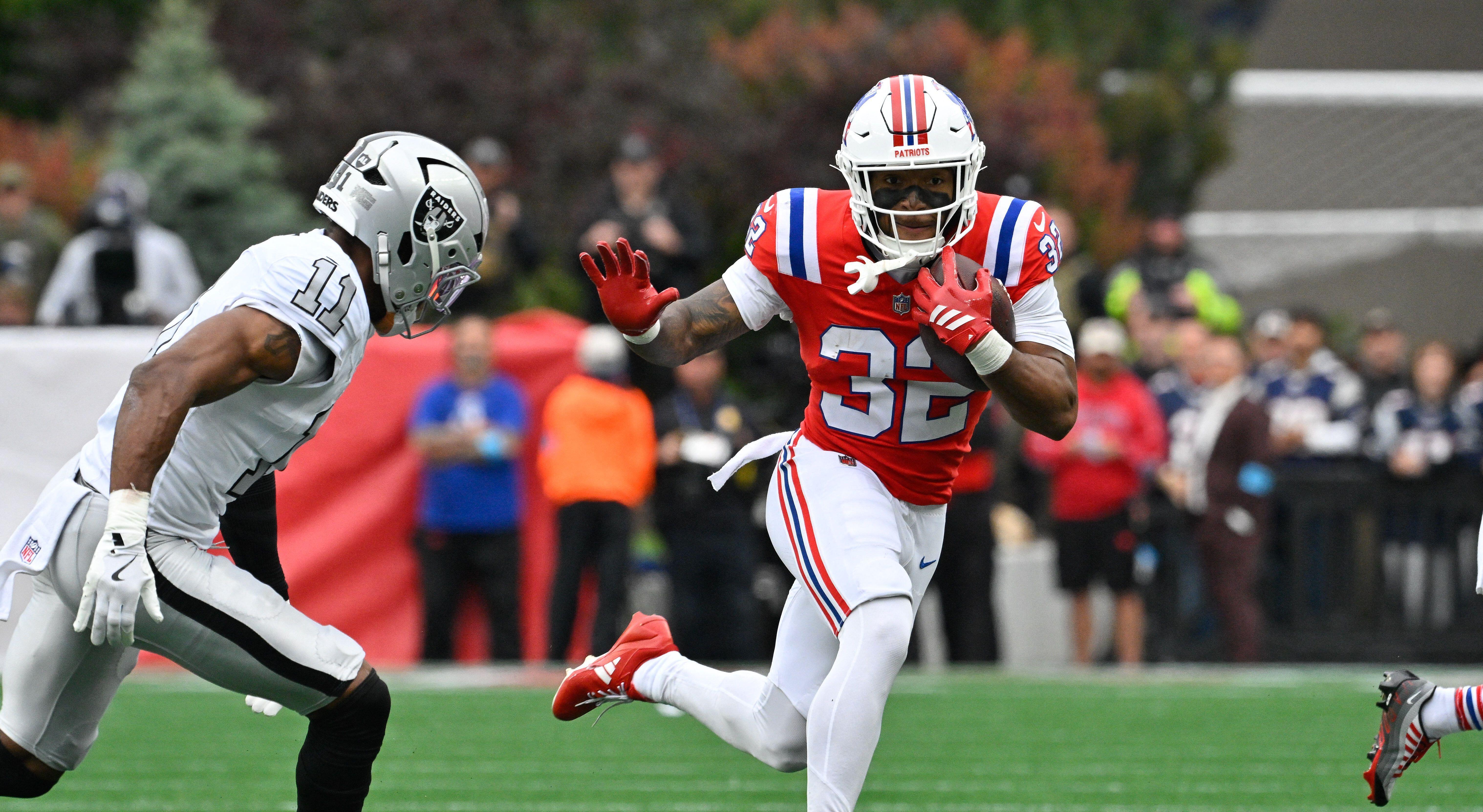 TreVeyon Henderson (#32, Patriots) in Week 5 of the NFL season.