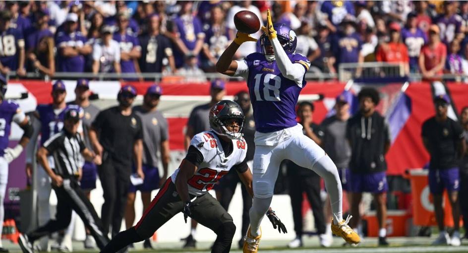 Justin Jefferson (Vikings #18) catching a pass against the Buccaneers in Week 3.